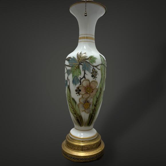 Vintage Porcelain Floral Table Lamp–Hand Painted Ceramic with Gilded Brass Base - Picture 4 of 7